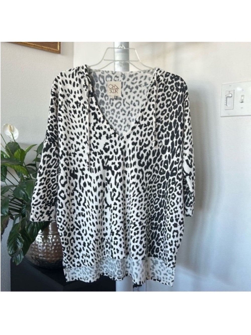 Chaser Animal Leopard knit Olsenn Sweater Hoodie Sz M White Black